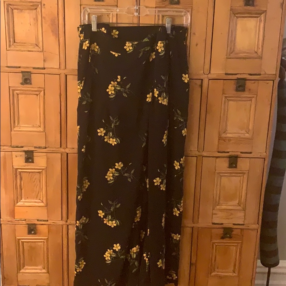 Wide-legged crops w/pockets, 100% polyester